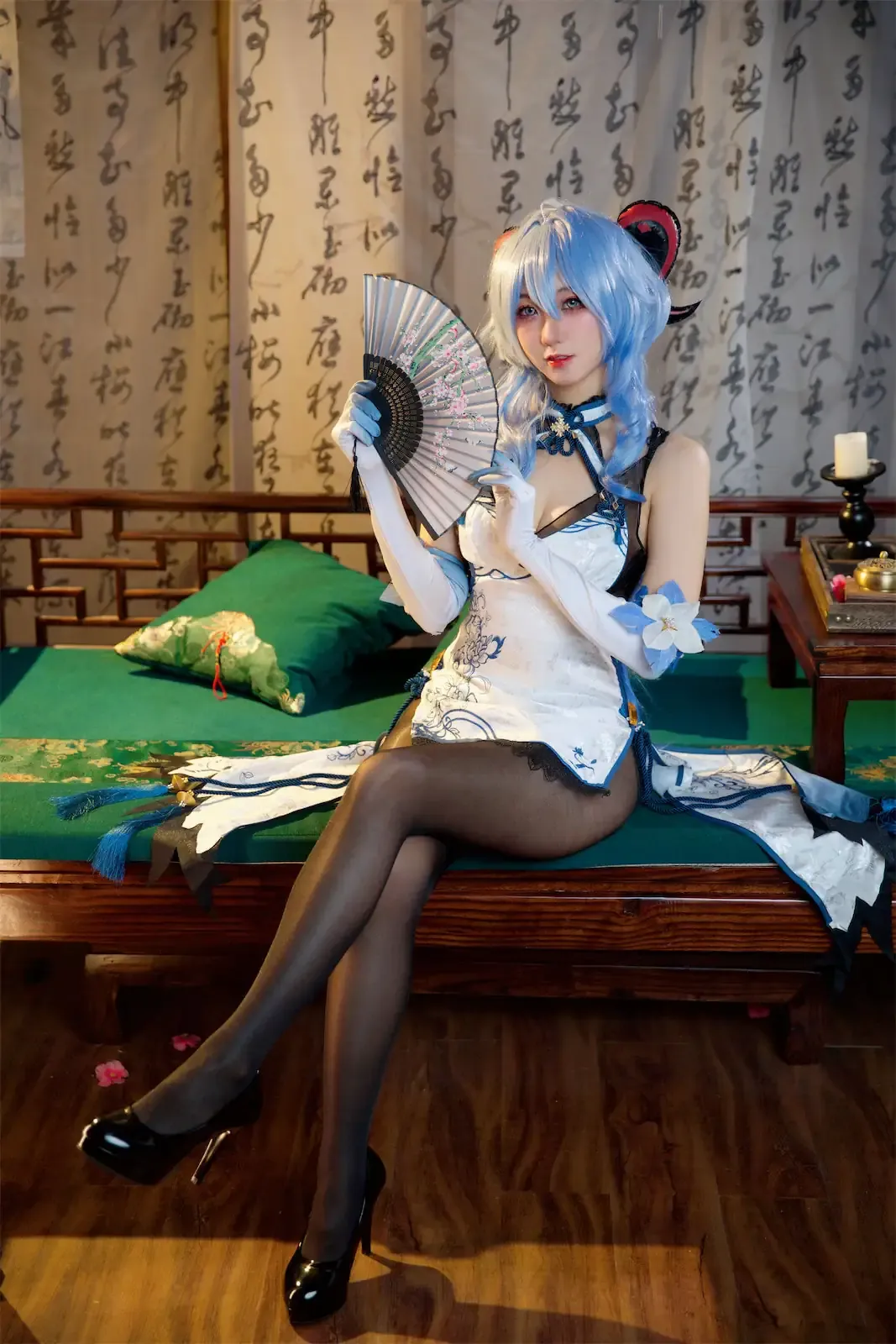 陈妮妮甘雨角色扮演改良旗袍与黑丝高跟鞋造型