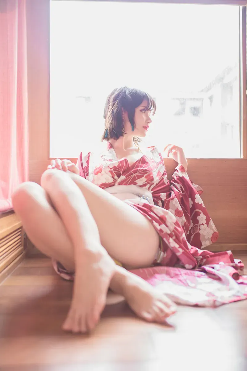 陈妮妮红色和风浴衣窗边坐姿写真