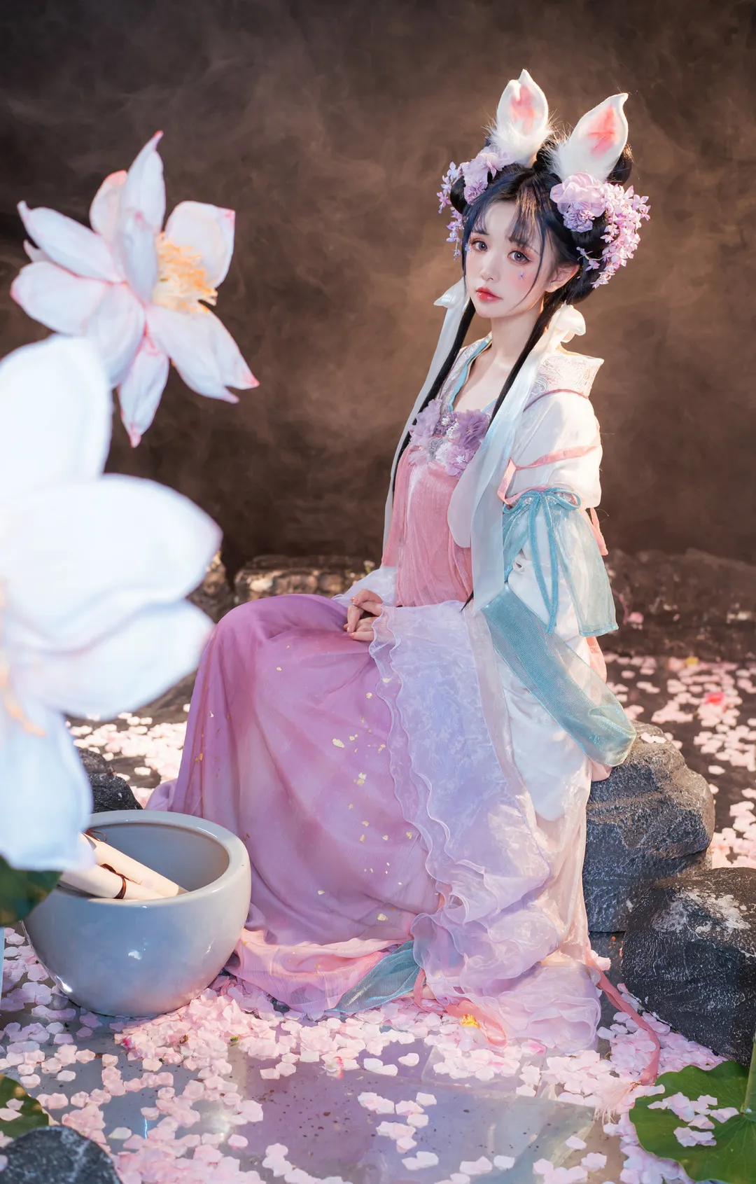 爆机少女喵小吉作品目录｜编号更新、合集范围与代表作品整理 爆机少女喵小吉白色花卉装饰古风造型照片