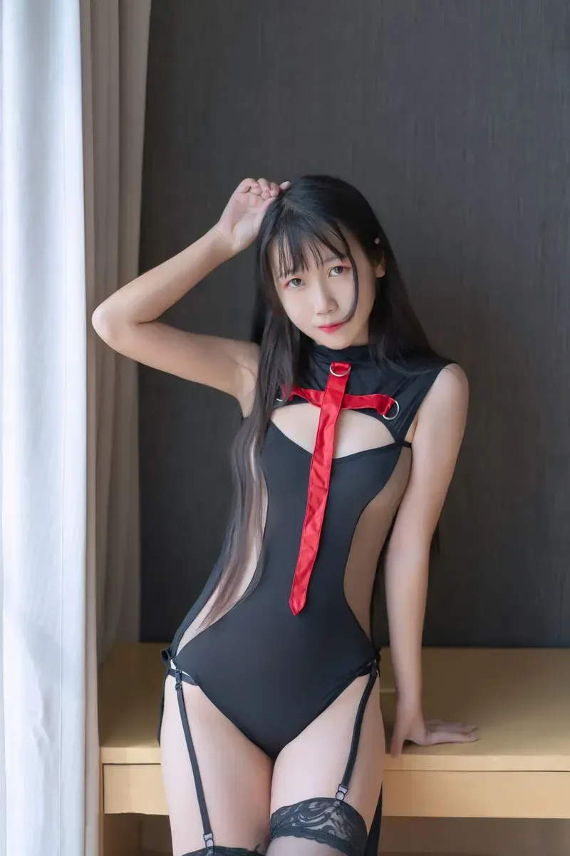 聂傲娇作品目录|写真 聂傲娇黑色红色元素服装造型站姿照片
