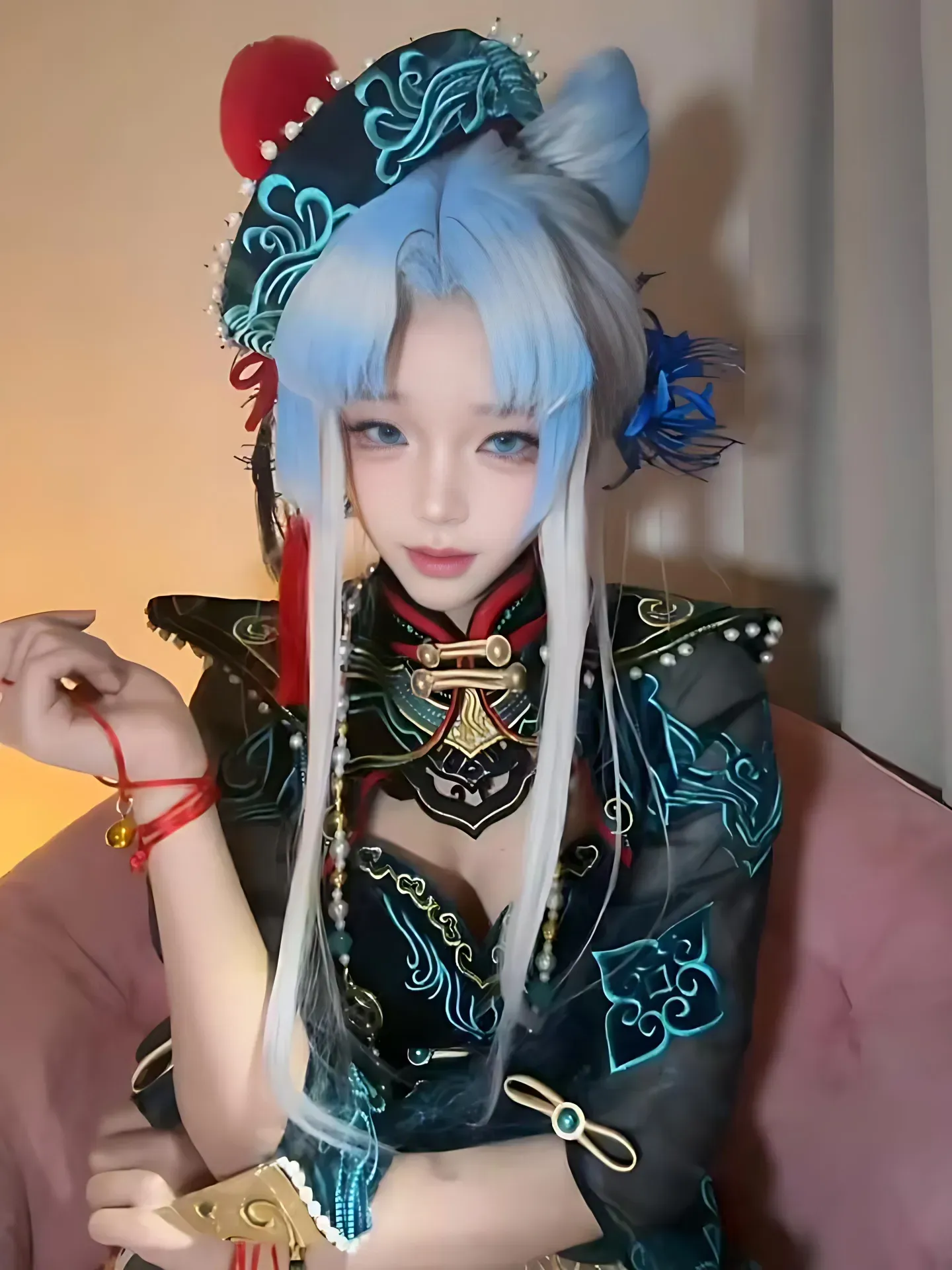 芃芃大人作品目录｜编号范围、合集列表与更新记录 芃芃大人蓝白发角色造型与黑色服装近景