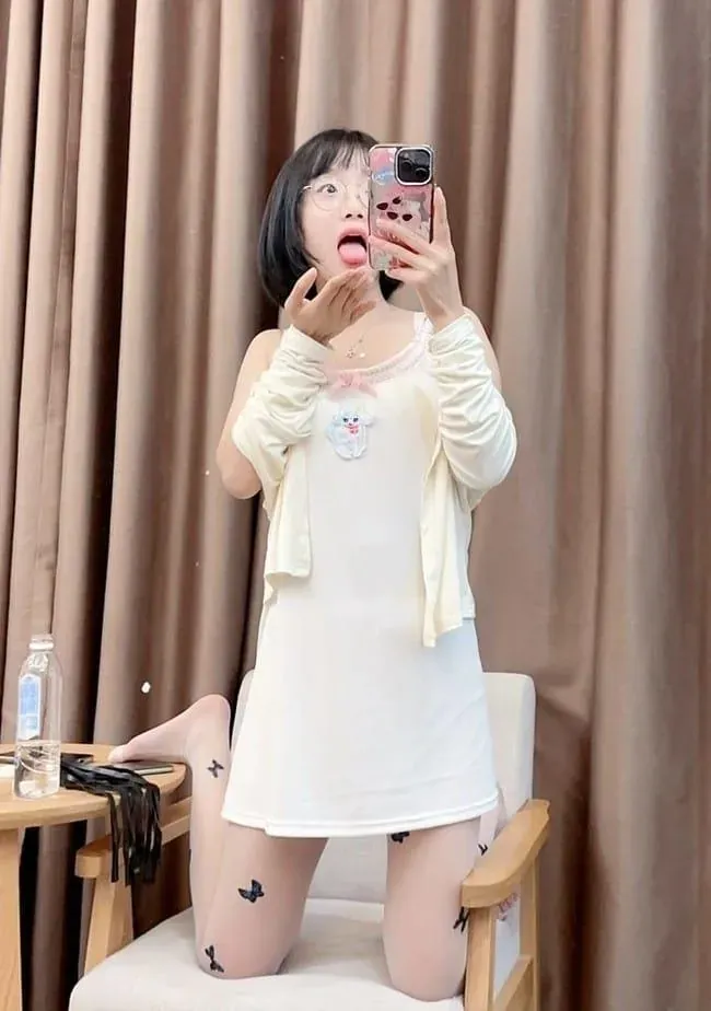 王胜利作品目录｜编号更新与合集范围整理 王胜利白色服装镜前姿态照片