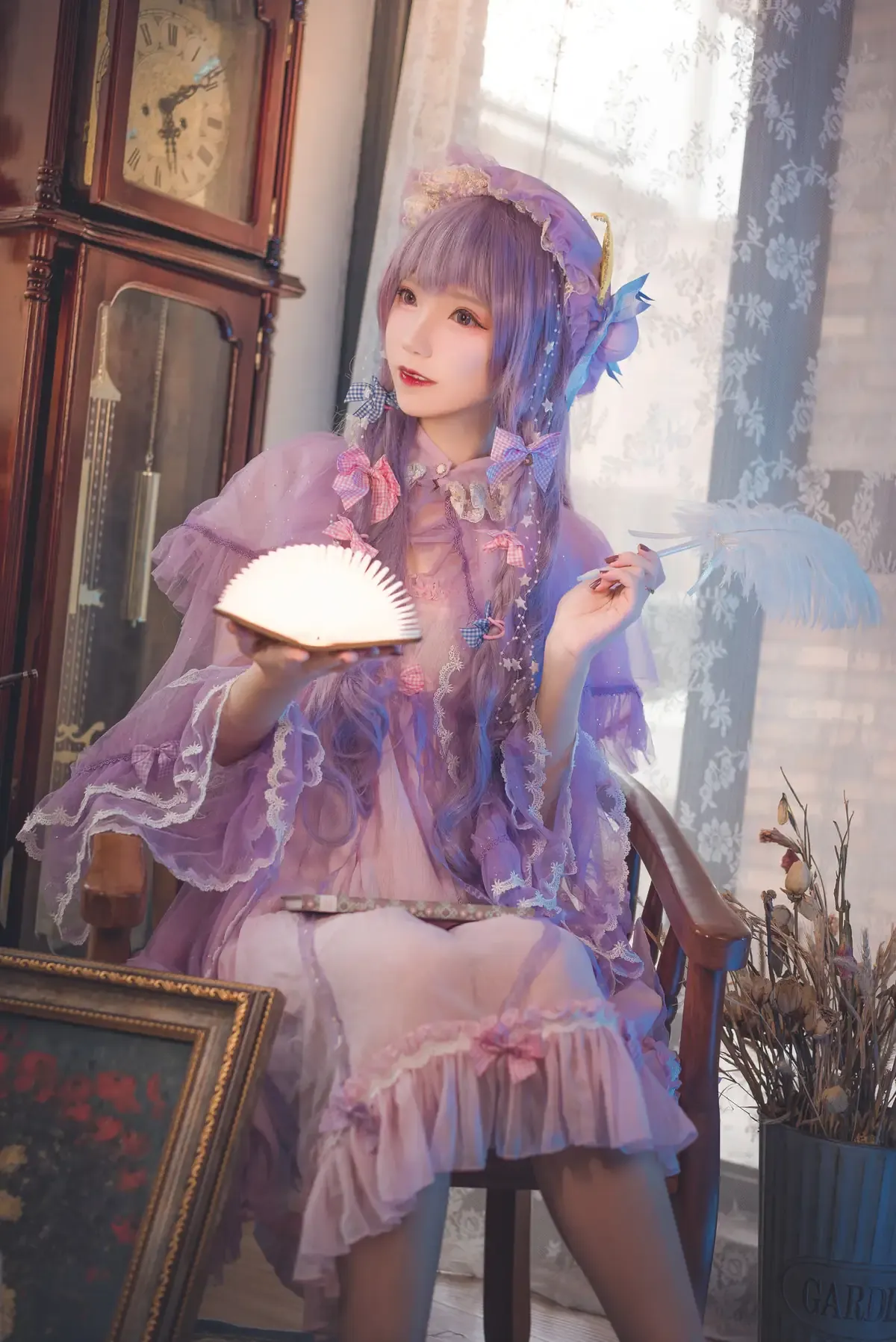 然理理作品目录｜阶段性编号整理与合集范围更新 然理理紫色角色造型坐姿照片