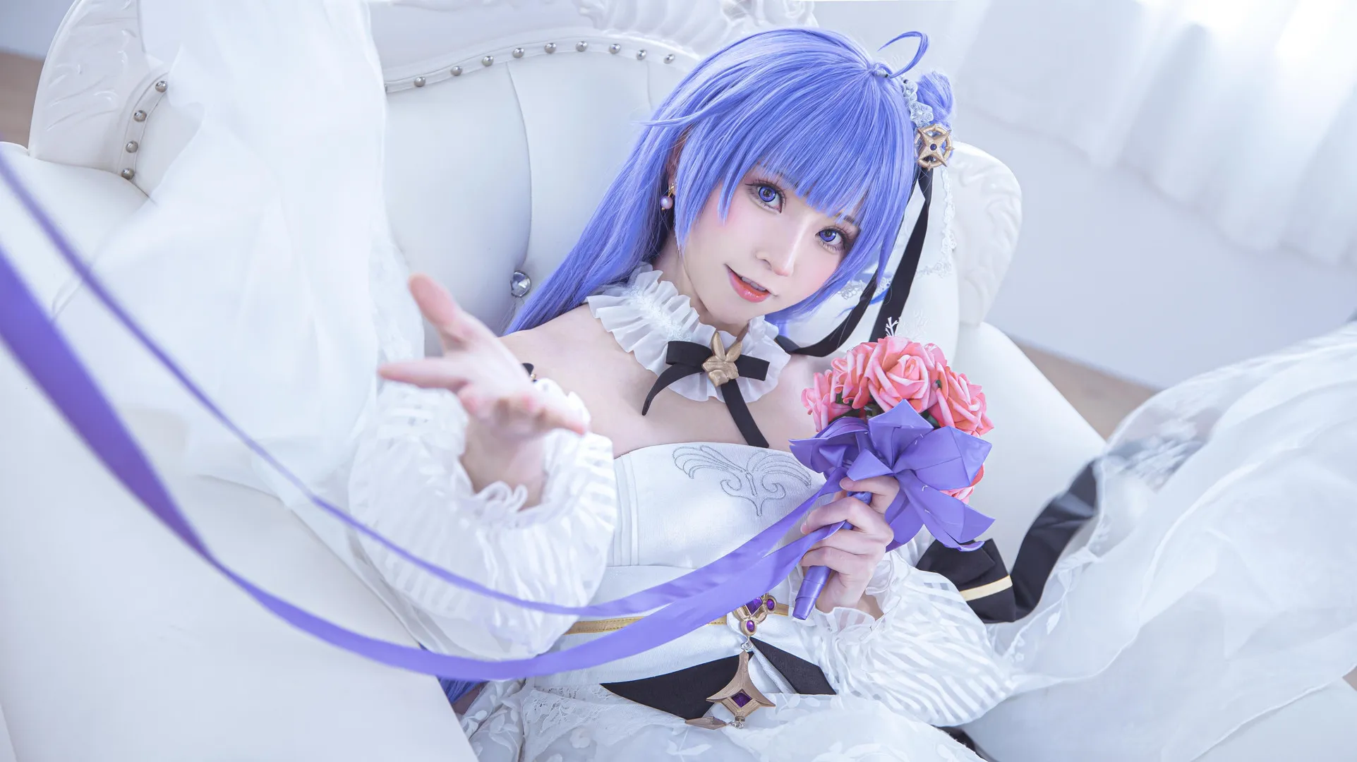 绮太郎_Kitaro作品目录｜作品编号、合集范围与更新记录 绮太郎_Kitaro作品资料中的白色服装与蓝紫色发型造型图