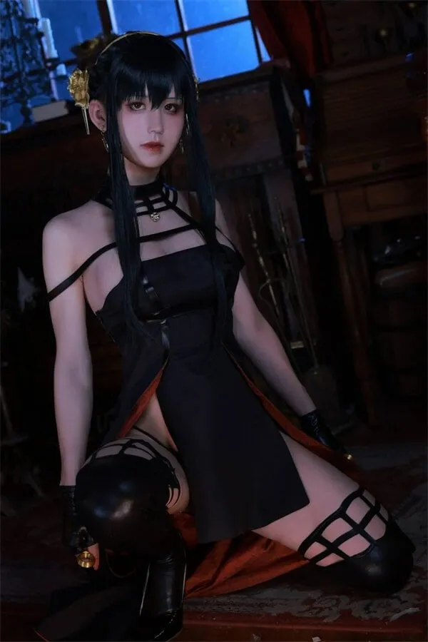 桜満三时作品目录｜编号更新与代表作品整理 桜满三时黑色角色服装坐姿照片