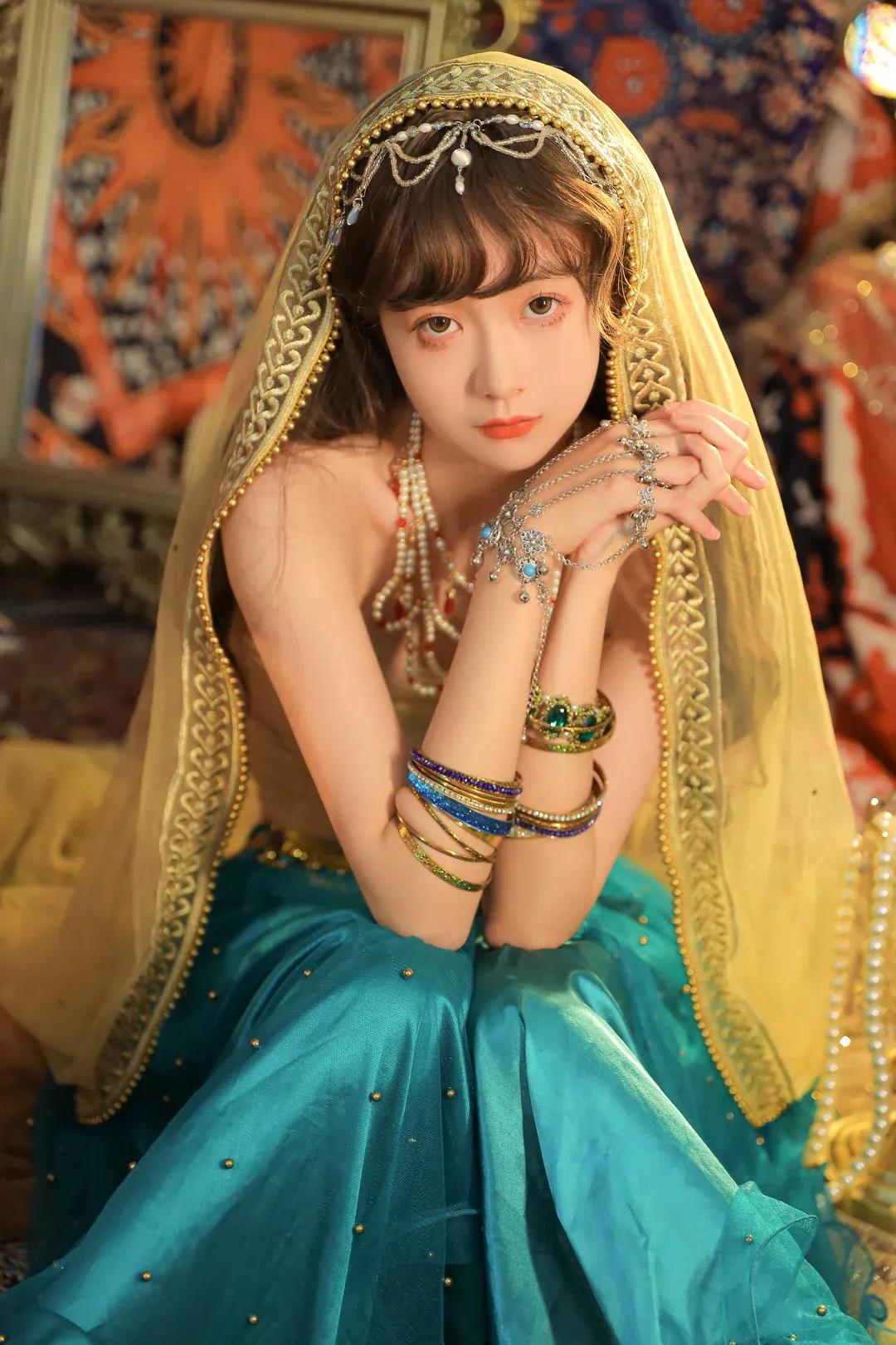 花音栗子作品目录|作品编号、合集范围与最新更新 花音栗子金色头饰与蓝绿色服装主题照片