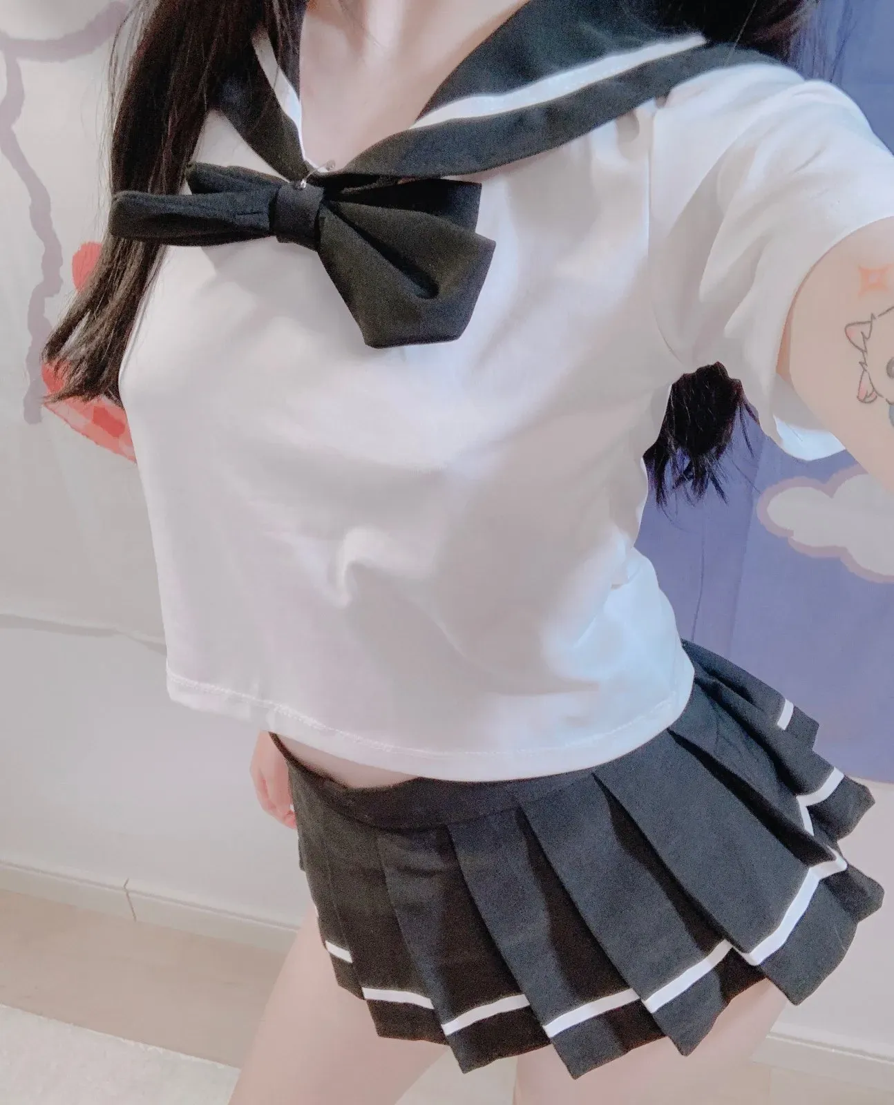 里有黑白水手服短裙日常装扮