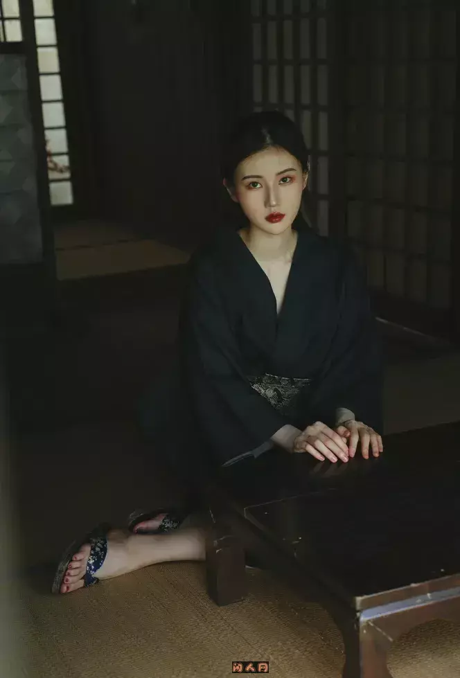 熙涵作品目录｜作品编号、合集列表与最新更新 熙涵黑色服装坐姿场景照片