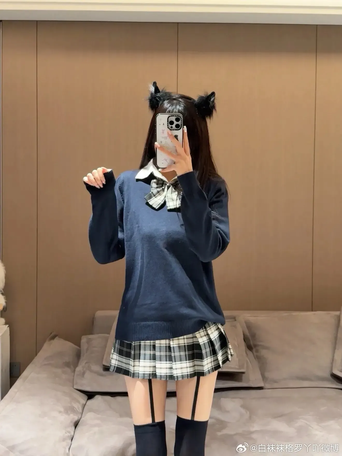 白袜袜格罗丫作品目录｜作品编号、合集列表与最新更新 白袜袜格罗丫深蓝色针织上衣搭配黑白格纹百褶裙的室内镜面自拍