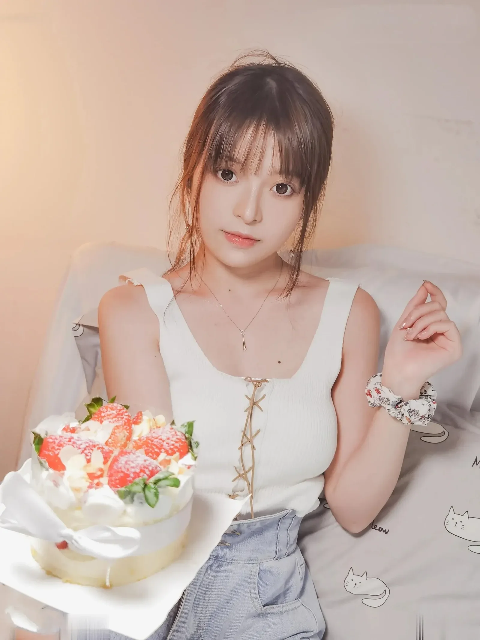 草莓味的奈奈兔手捧草莓蛋糕居家写真