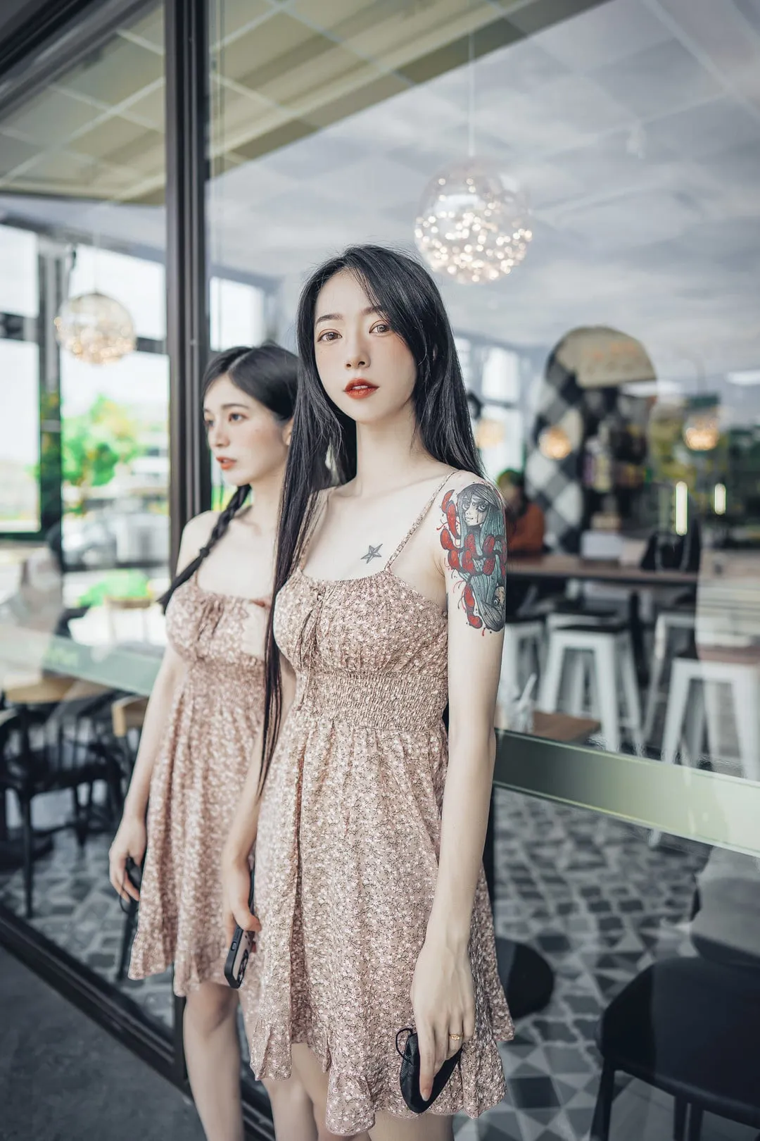 辰辰与同伴穿着同款碎花吊带短裙在商铺门前站立全身照