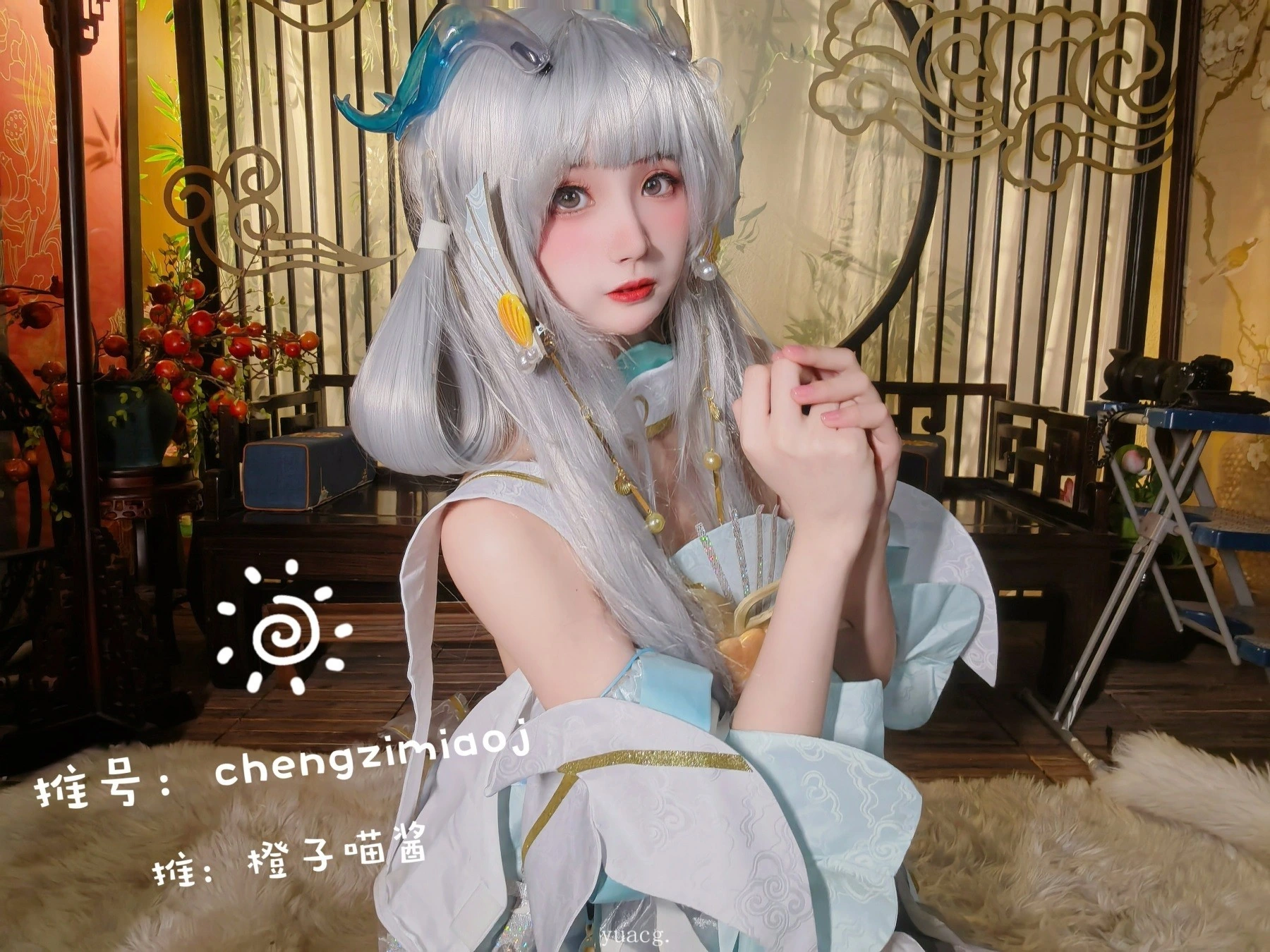 橙子喵酱作品目录|作品编号、合集列表与最新更新 橙子喵酱白色角色服装与银色长发造型照片