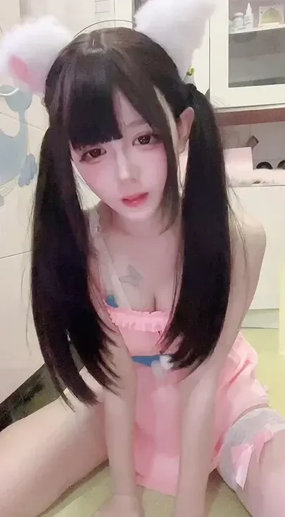池小苡作品目录｜编号更新、写真 池小苡粉色服装室内造型照片