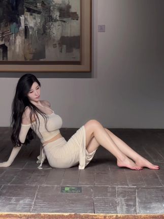 瑾一作品目录|当前编号整理与合集范围更新 瑾一浅色服装室内坐姿造型照片
