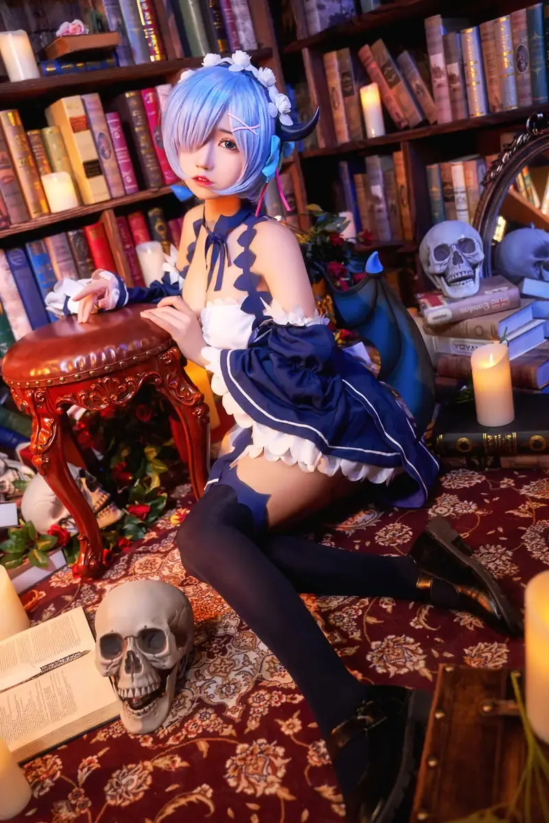 柳丸作品目录|编号更新、合集范围与代表作品线索 柳丸蓝色角色服装与室内书房场景照片
