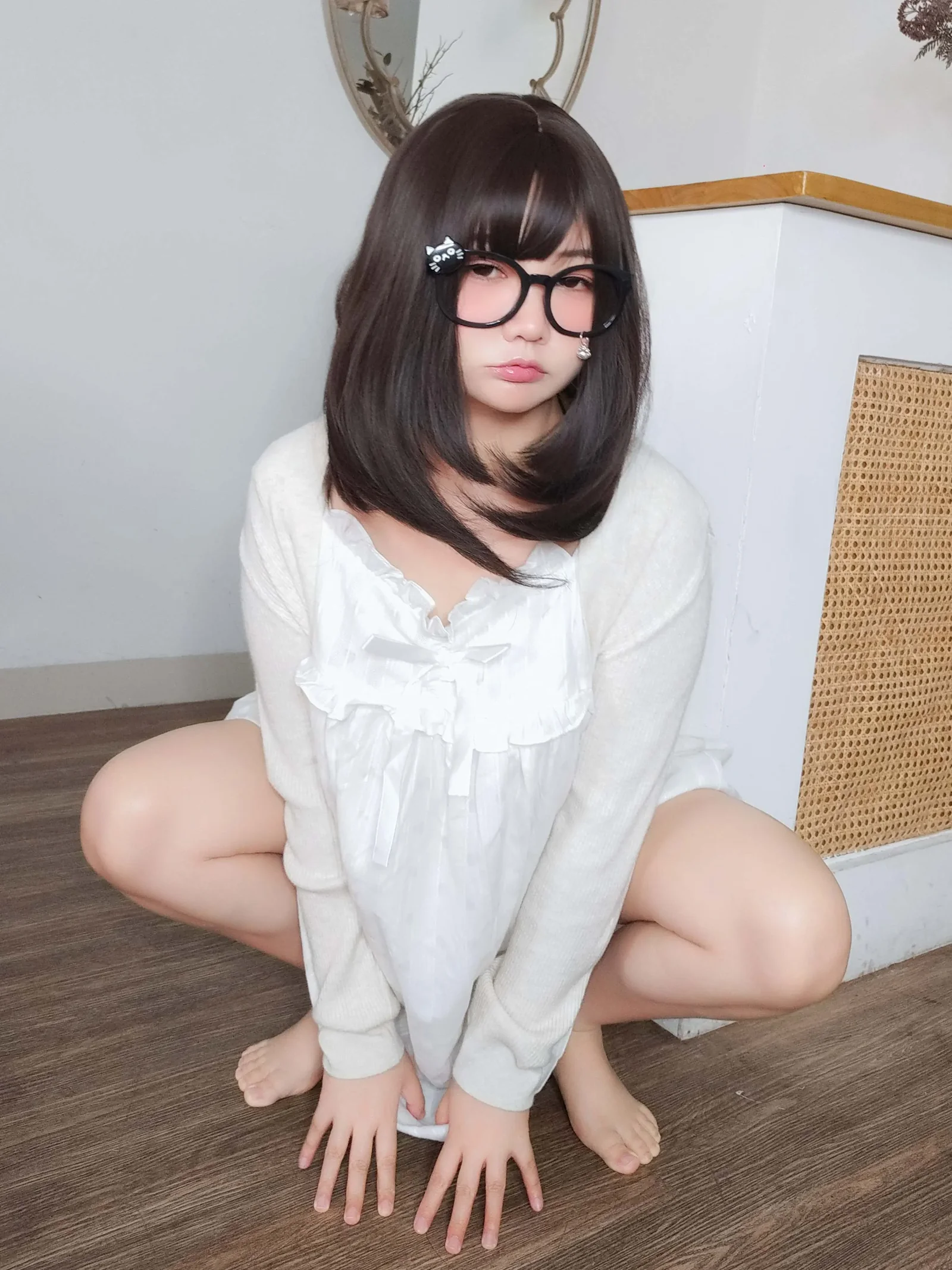 铭铭kizami佩戴黑框眼镜与白色棉质睡裙居室近景