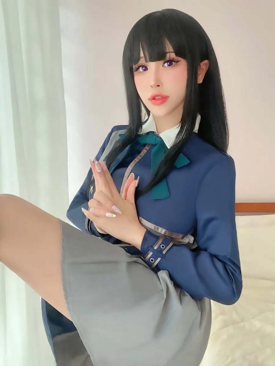 花リリ作品目录｜作品编号、合集列表与最新更新 花利利黑色长发制服角色造型近景照片