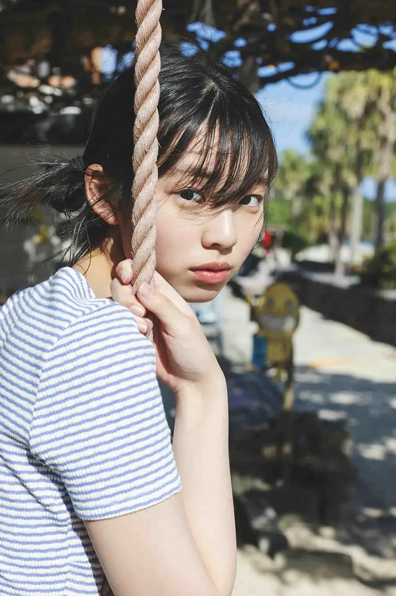 菊地姬奈身着蓝白条纹上衣手握粗绳户外写真