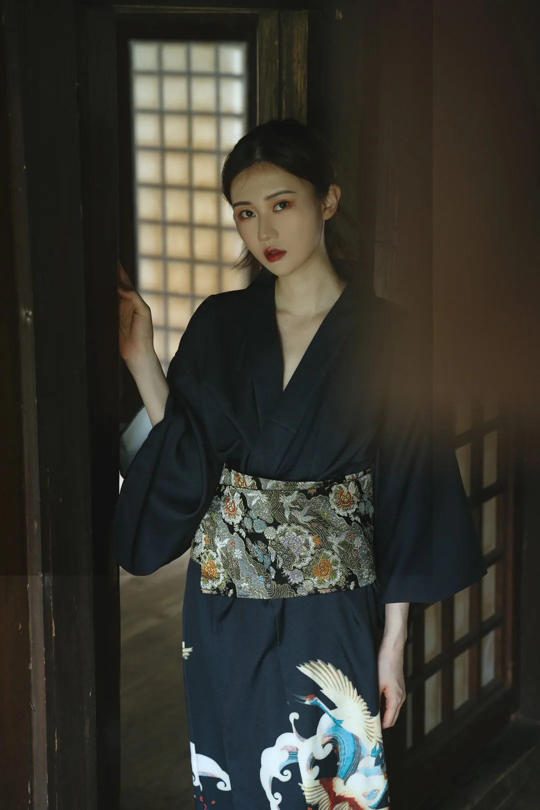 翎梵作品目录|cosplay合集编号、代表作品与更新范围 翎梵作品中暗色空间传统服饰造型与光影环境