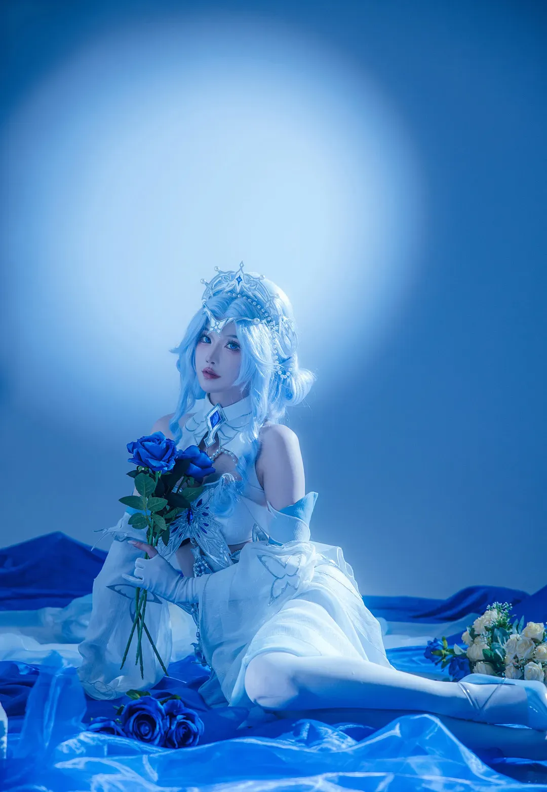 露兒大魔王冰雪神明造型白色长裙全身照