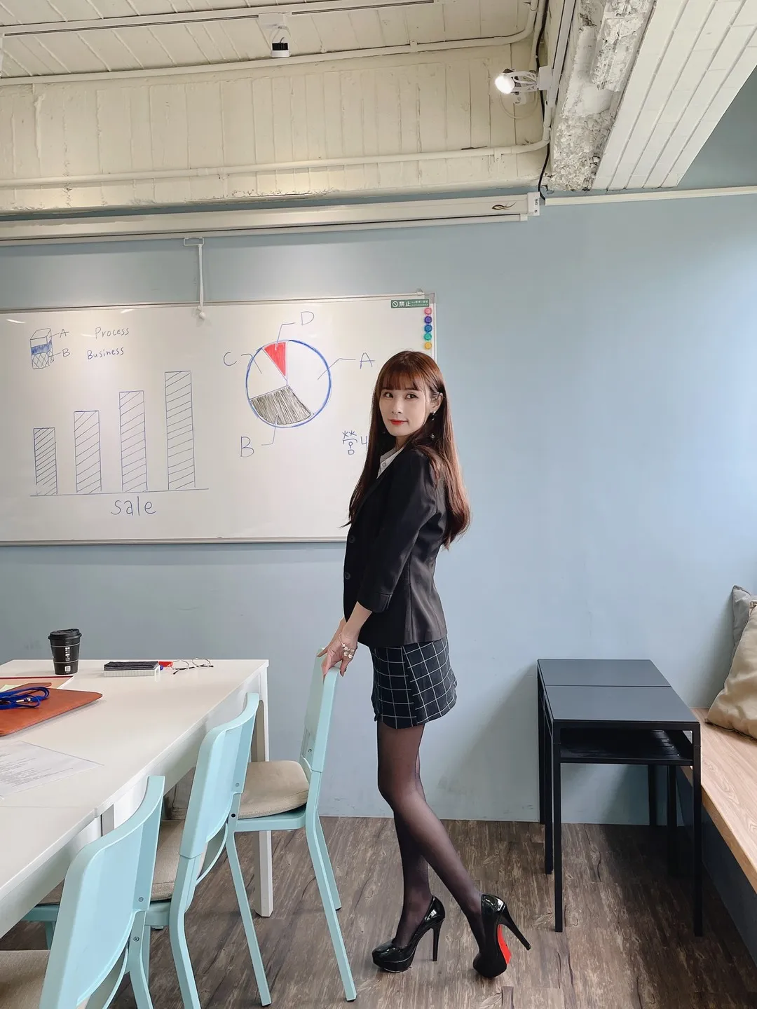 泥泥汝作品目录｜作品编号、合集列表与最新更新 泥泥汝黑色制服风格办公室场景照片