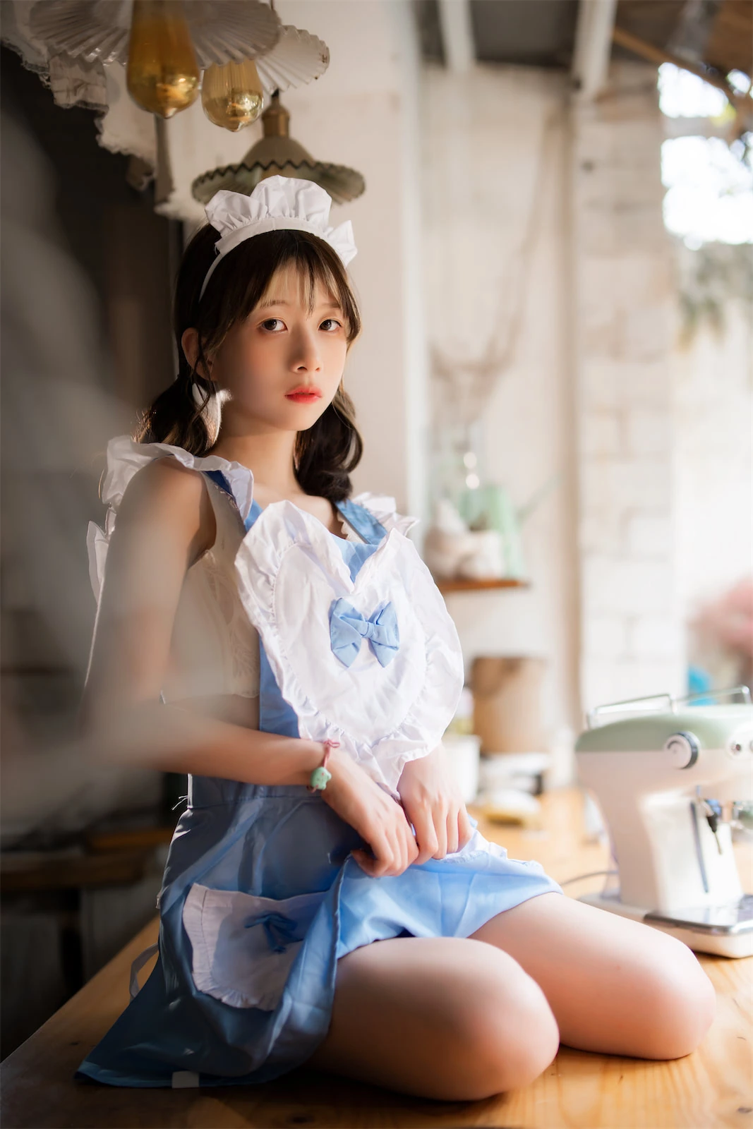 清青琴玖作品目录|作品编号、合集列表与最新更新 清青琴玖蓝白女仆风服装室内坐姿照片