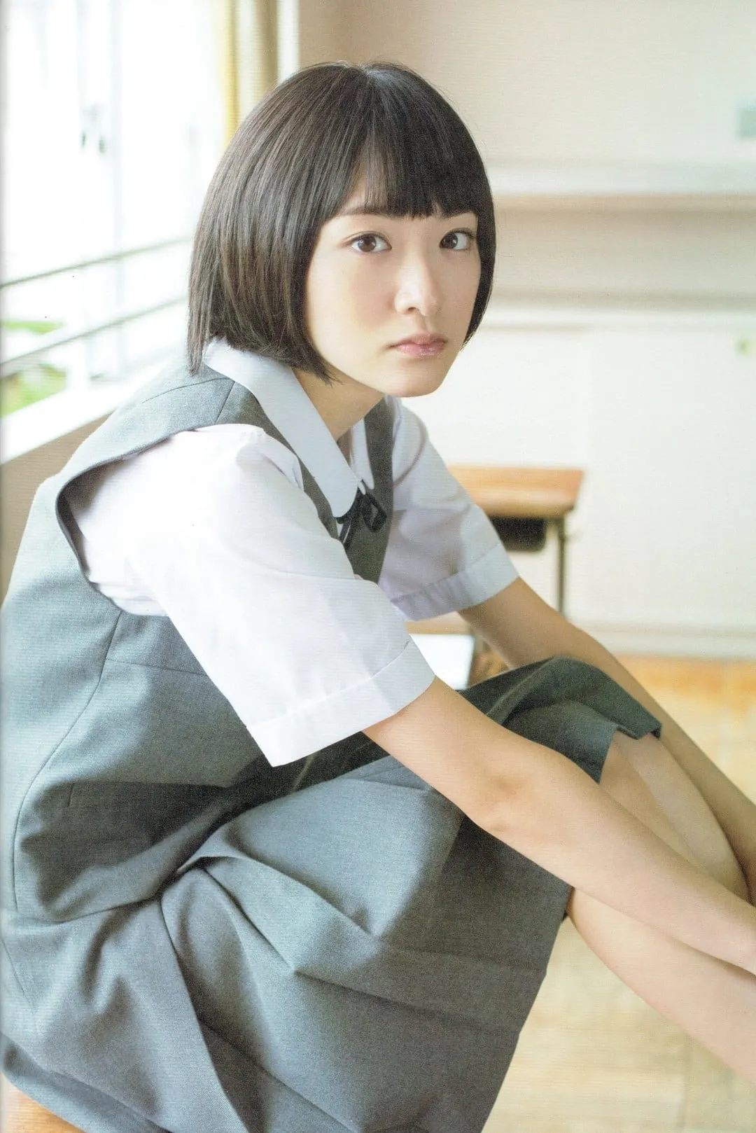 青山裕企生驹里奈灰色制服连体裙教室室内写真