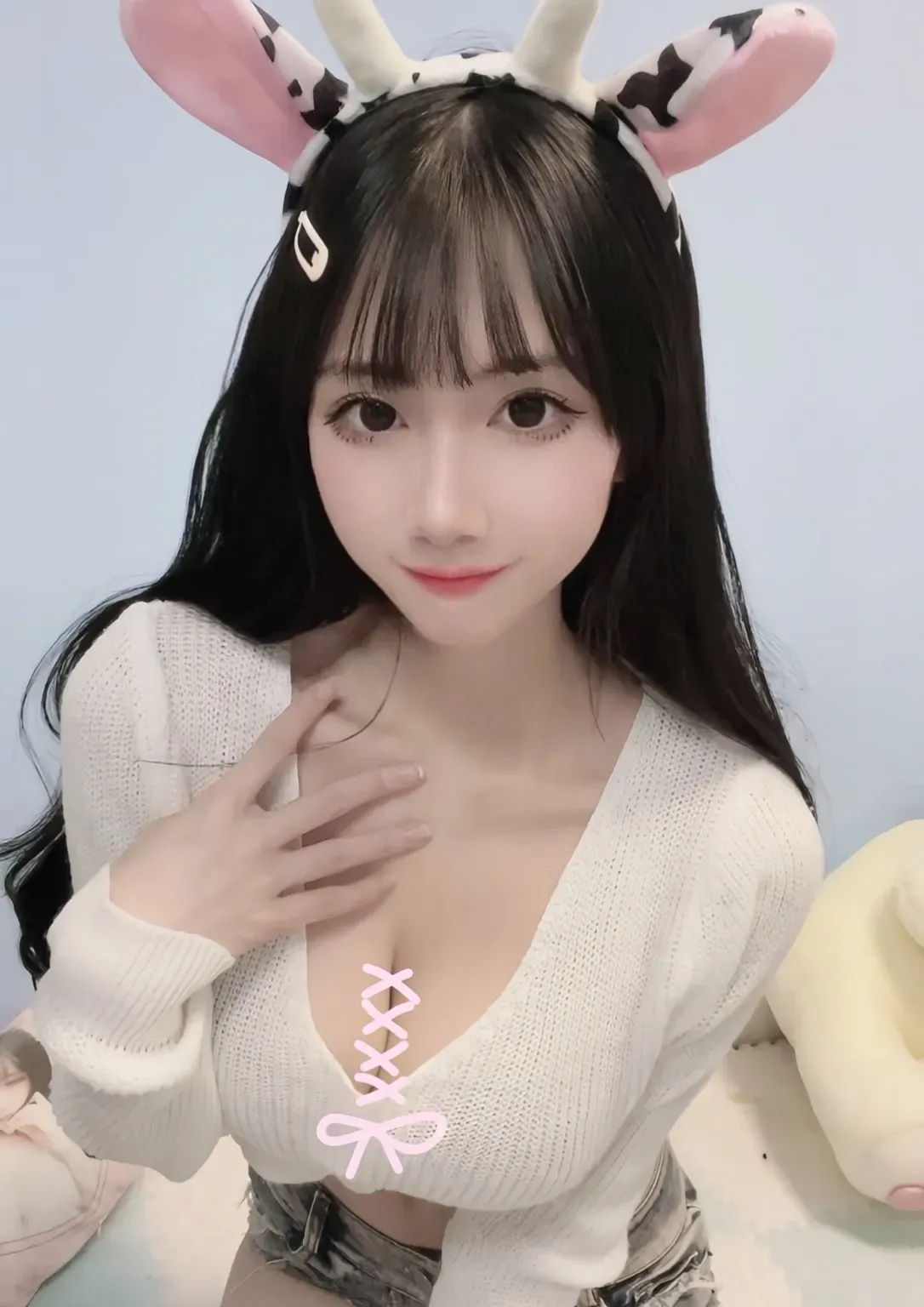 清月已经不困了作品目录｜阶段性作品整理与代表造型更新 清月已经不困了黑色长发、奶牛头饰与白色针织上衣近景