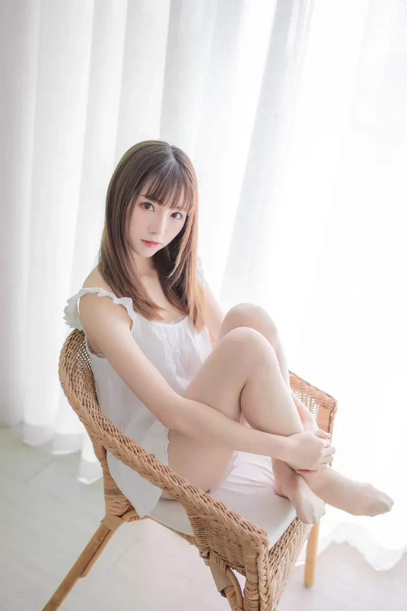 绮太郎_Kitaro作品目录｜作品编号、合集范围与更新记录 绮太郎_Kitaro作品资料中的白色造型明亮场景图