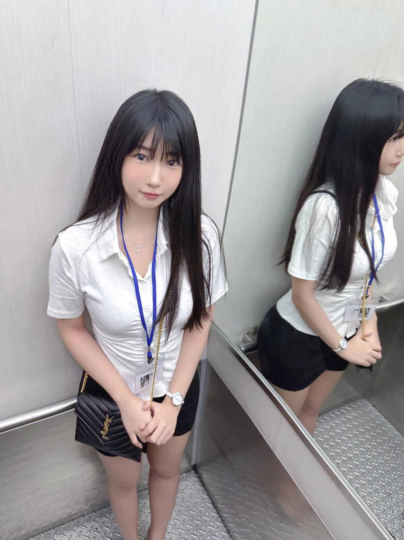 肉包Mini作品目录|作品编号、合集范围与最新更新 肉包Mini白色上衣室内镜面造型照片