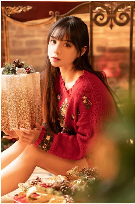 貳加六少女圣诞季红色毛衣抱礼盒特写