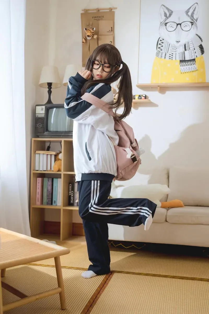 王胖胖u作品目录｜cosplay合集范围、编号更新与代表作品整理 王胖胖u运动服造型室内姿态照片